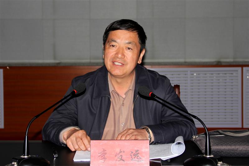 海东市政府副市长韩永东传达省政府领导在选派贫困村第一书记和扶贫驻