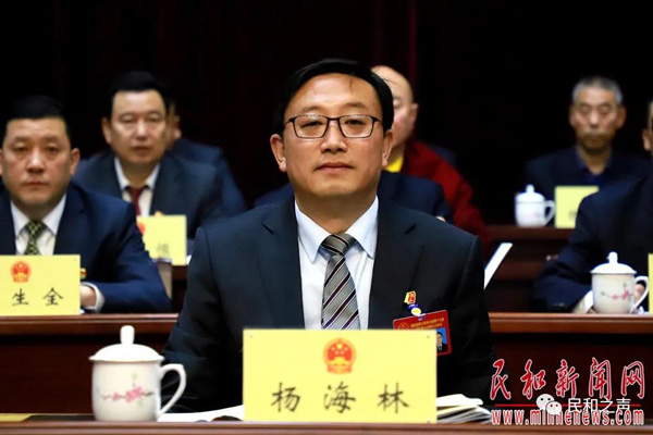 两会县十七届人大六次会议开幕马维忠作政府工作报告